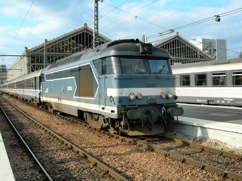 CC 67357 with a  Corail  to Caen waits of the departure time. 
22.03.2007