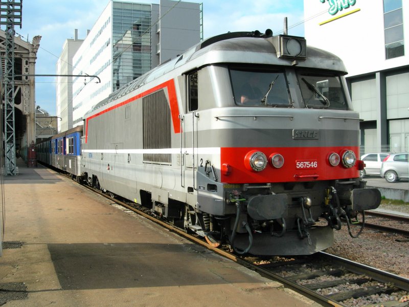 CC 67546 in new colours with a local train in Tours 
22.03.2007