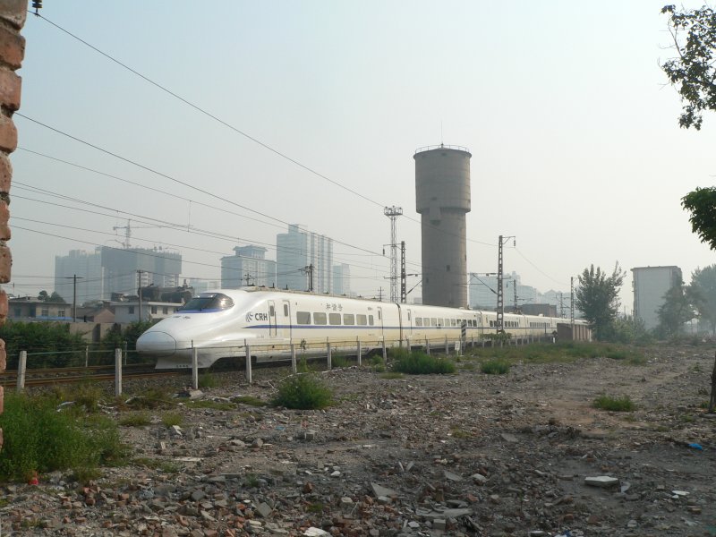 Chinese high speed train CRH2 (based on the Japanese Shinkansen 
E2-1000) in Xi'an. Maximum speed: 200 km/h (125 mph). September 2007