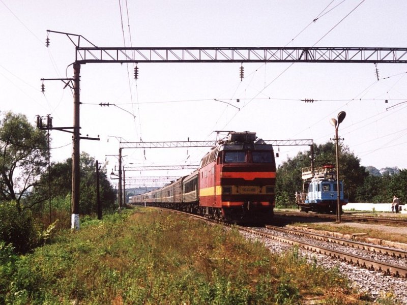 ChS4t-135 (ЧC4T-135) with the Trans-Siberia-Express 904A Moskva Iaroslavskaia- Vladivostok Gorod (Москва Ярославская- Владивосток Город) near by Bogolyubovo on 31-08-2004. Photo and scan: Date Jan de Vries.