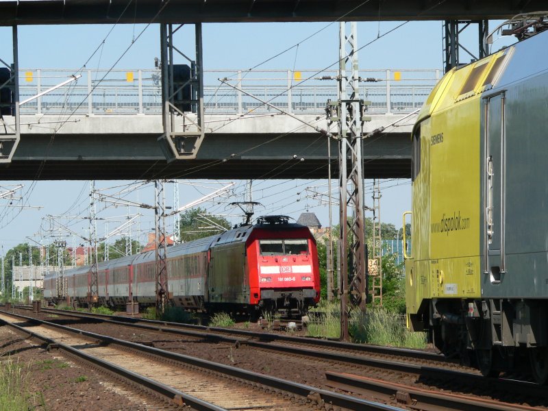 Class 101 meets a Dispolok class 182 in Schnefeld, 2007.