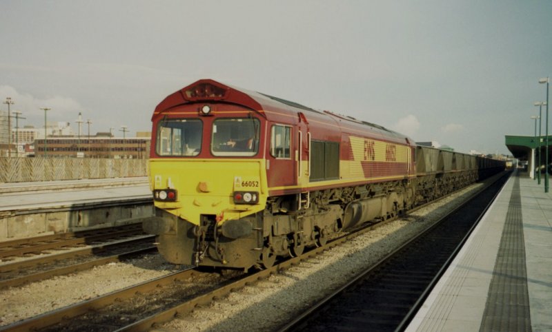 Class 66 with a long cargo train in Cardiff
(Nov. 2000)