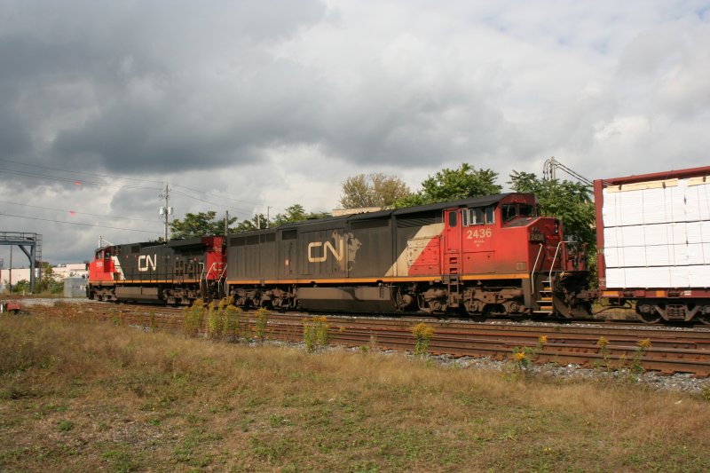 CN Dash-9 C44-9W 2558 and Dash-8 C40-8M 2436 on 04.10.2009 at London.