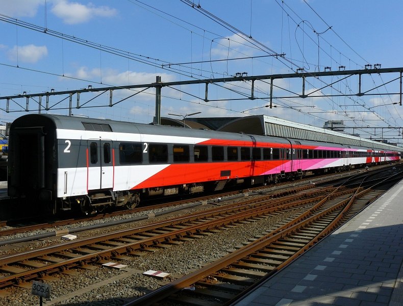 Coaches type ICR used by NS Hispeed on the connection between Amsterdam and Brussel. These coaches do not have all exactly the same colour design as it can been seen on this photo. A number of coaches together make one colour design. Rotterdam CS 30-03-2009.