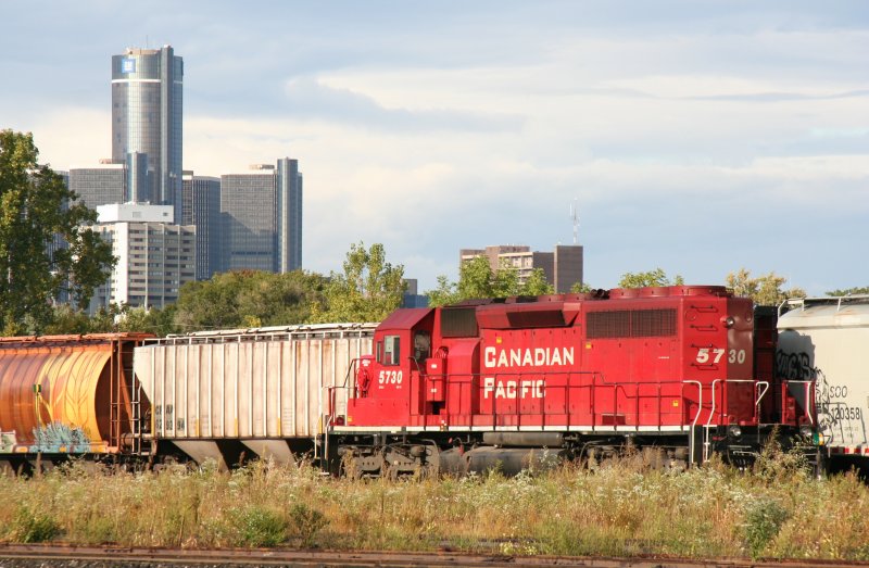 CP meets GM. CP SD40-2 5730 on 3.10.2009 at Windsor.