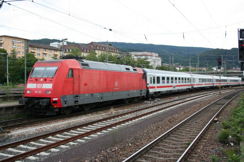 DB 101 123-8 with IC at Heidelberg main station on 13. July 2009.
