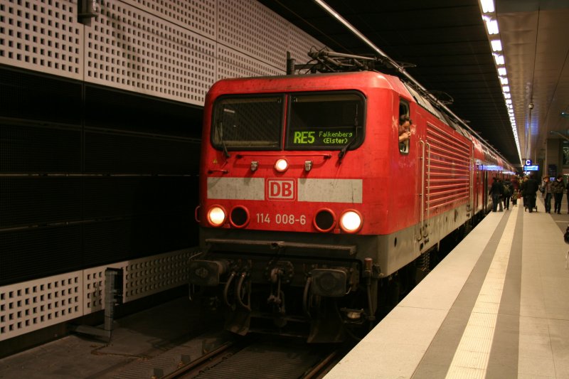 DB 114 008-6 with RE5 towards Falkenberg(Elster) on 25.10.2008 in Berlin Hbf (ground floor).