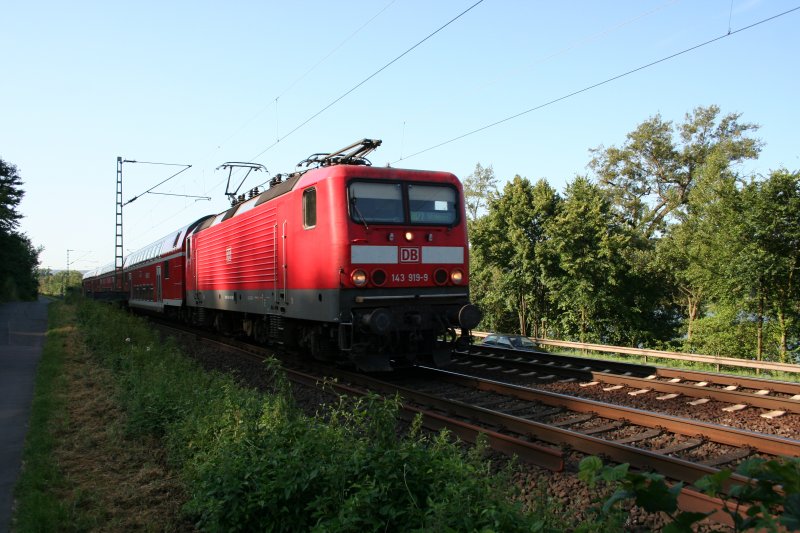 DB 143 919-9 with RB27 toward Stommeln on the right side of the Rhein river on 16.7.2009 near Leubsdorf.
