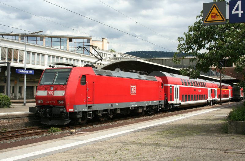 DB 146 121-9 with RB towards Frankfurt(Main)Hbf at Heidelberg main station on 13. July 2009.
