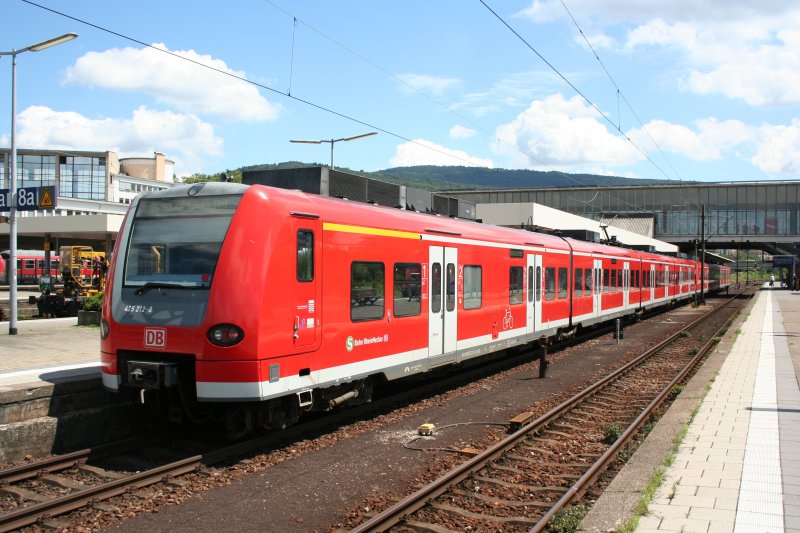 DB 425 261-1 as S3 towards Karlsruhe(Hbf) at Heidelberg main station on 13. July 2009. 
