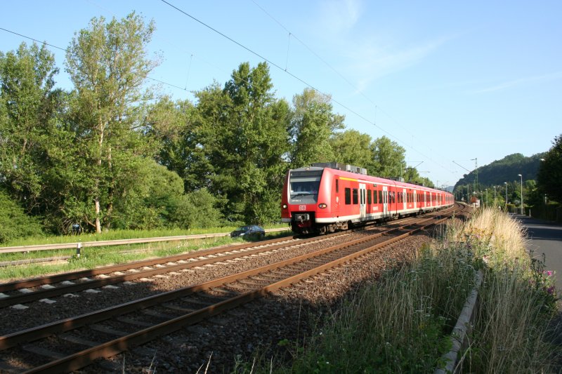 DB 425 534-5 toward Koblenz on the right side of the Rhein river on 16.7.2009 near Leubsdorf.
