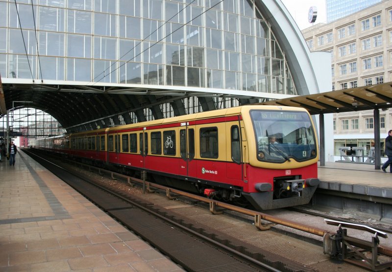 DB 481 131-1 with S5 towards Lichtenberg on 26.10.2008 at Berlin-Alexanderplatz.


