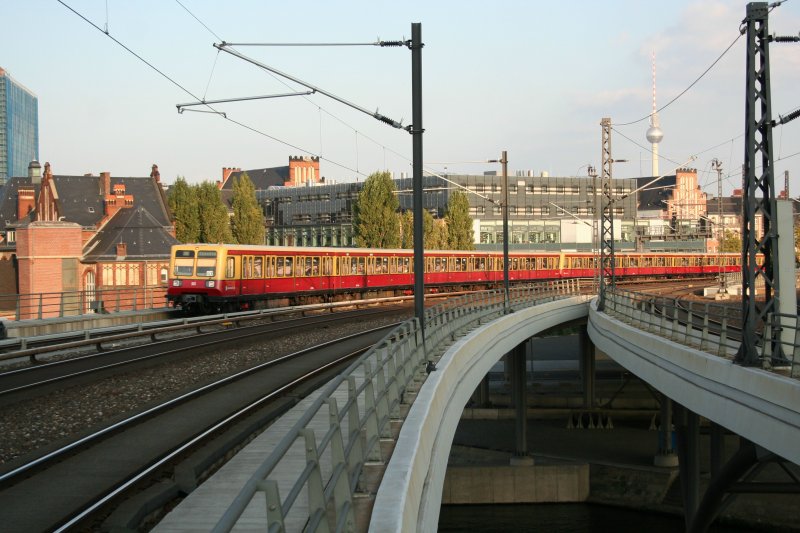 DB 485 038-4 with S9 toward Spandau on 28.09.2008 at Berlin main station.