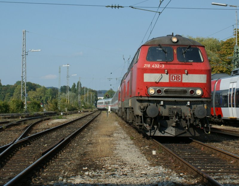 DB V 218 432-2 and an other one are arriving at Lindau with his IC 118 to Innsbruck. 10.09.2009 