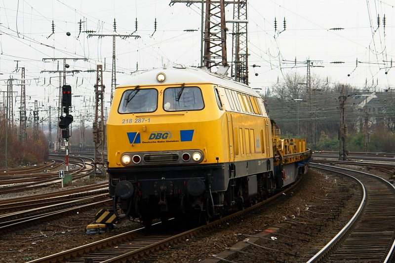 DBG 218 287-1 in front of a construction train station in Essen.