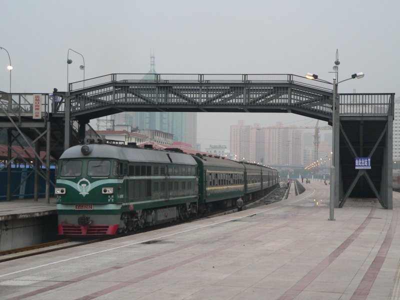 DF4 6282 in Beijing. I wondered if it is smog or fog in the background. 2007