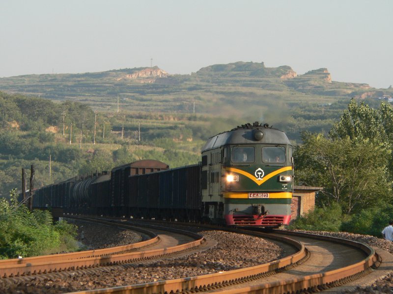 DF4 with a cargo train in Luoyang, 2007