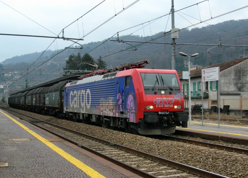 Dirty Re 474 005 runs with a Cargo train through the Station of Stresa. 
06.02.2007