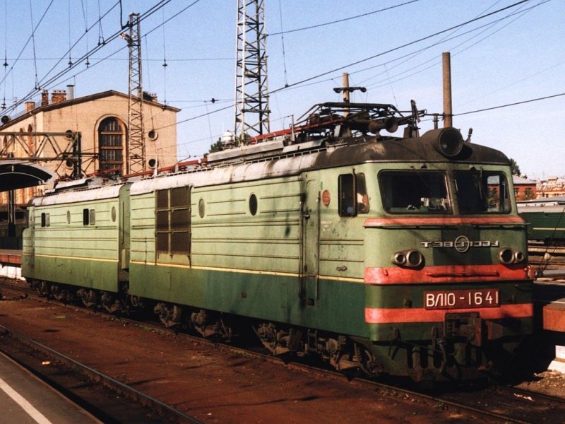 Double locomotive VL10-1641 (ВЛ10-1641) at railway station St Petersburg-Moskovski (Санкт-Петербург-Московский) on 05-09-2004. Photo and scan: Date Jan de Vries.