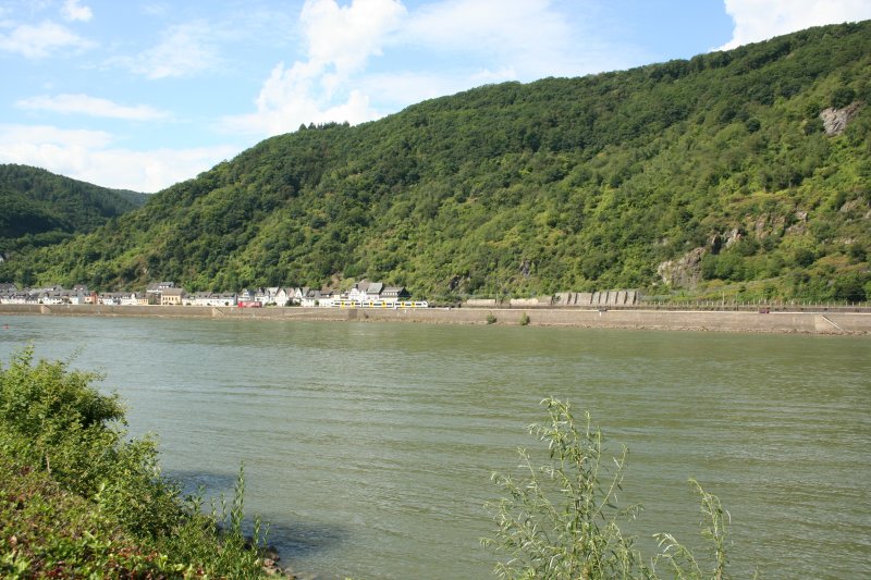 Electric multiple untit class 460 from the Mittelrheinbahn at the left side of the Rhein river at Hirzenach.
