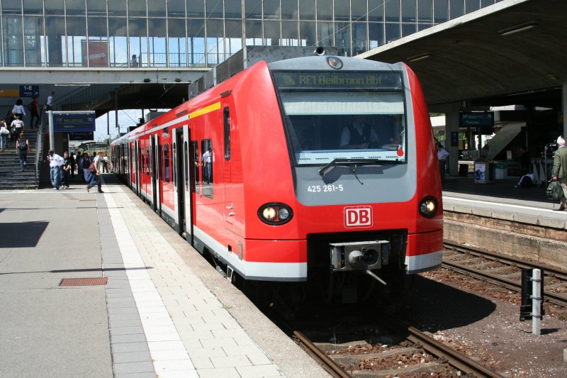 Electrical multiple unit 425 261-1 as RE1 towards Heilbronn at Heidelberg main station on 13. July 2009. 
