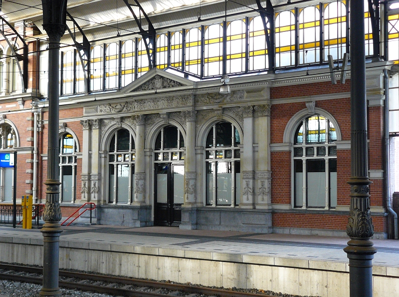 Entrance of the royal waitingroom Den Haag Hollands Spoor 29-11-2008.