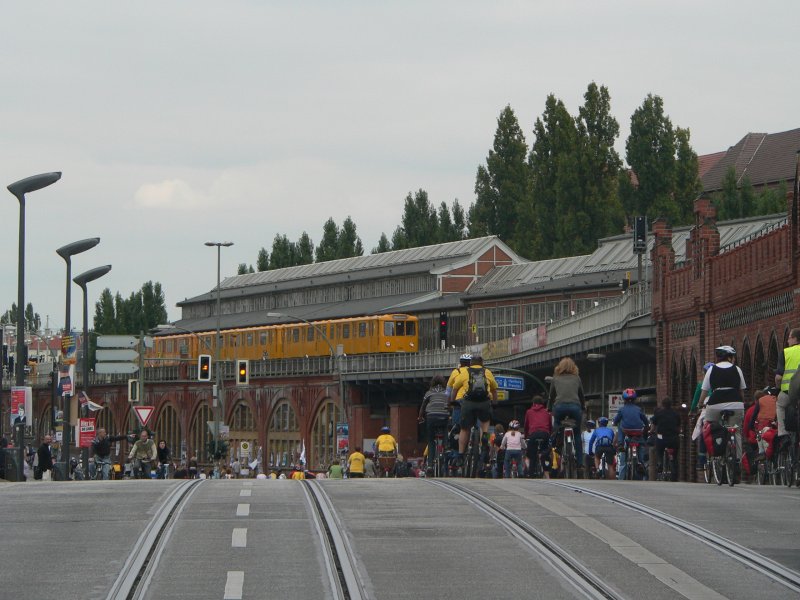 Fahrradkreisfahrt - thousands of bicycles driving in a circle in Berlin - and a Metro in Warschauer Strae. 2009-09-26