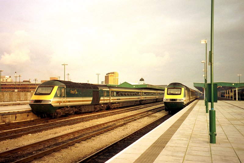  First -Train HST 125 in Cardiff
Nov. 2000
(analog photo)