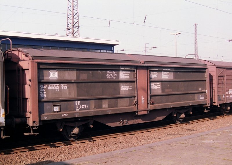 Freightwagon typ Tbis with number 80 071 9 273-3 in Oberhausen 28-10-1993.