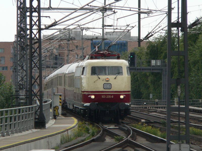 German high speed locomotive 103 235-8 with an TEE train, 2009-07-11 in Berlin Hauptbahnhof. It was a special trip from Cologne to Poznan Glowny in Poland.