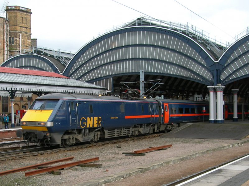 GNER Class 91 with an Intercity (IC 225) makes a stop in York on the way from London to Scotland. 
30.03.2006 