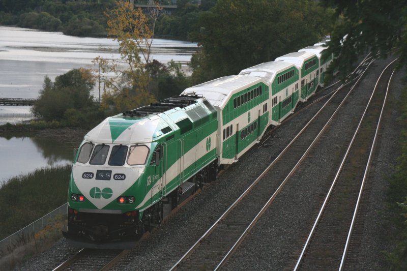 Go Transit MP40PH-3C 624 towards Hamilton on 30.09.2009 at Bayview Junction (Hamilton).