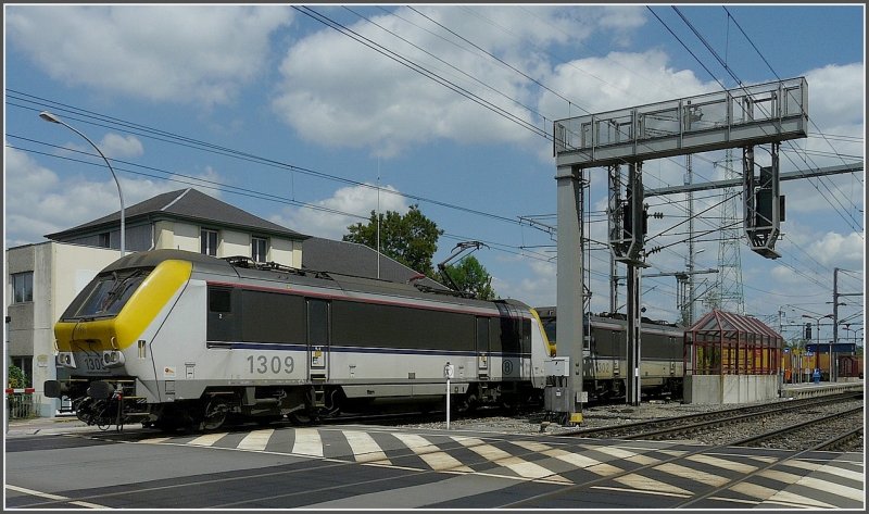 HLE 1309, together with a sister engine, is running with a freight train through the station of Rodange on August 4th, 2009. 