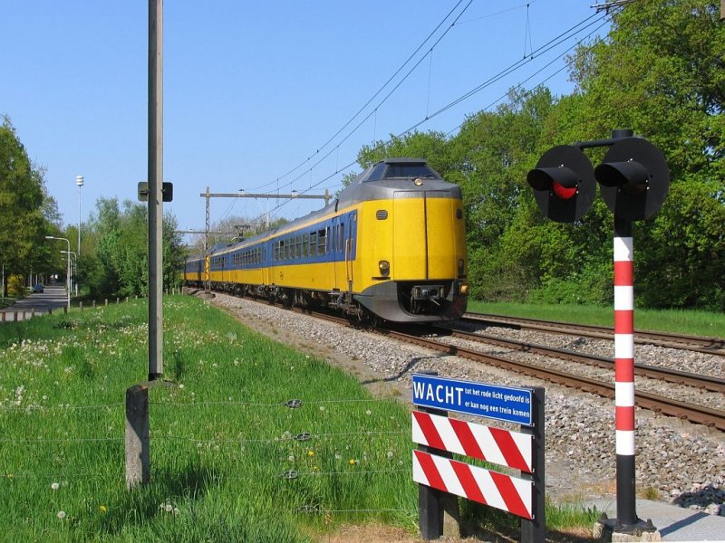 ICM (Koplopers) with IC 558 Groningen-Den Haag CS at a railrooad crossing near by Glimmen on 8-5-2008.