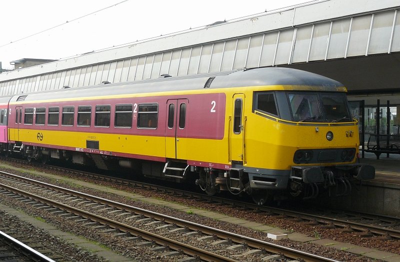 ICR Bs Number 50 84 28-70 104-1 still in original colours and used by NS Hispeed on the connection between Amsterdam and Brussel, Rotterdam CS 06-04-2009.