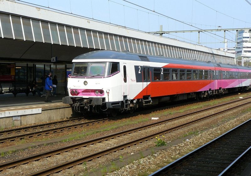 ICR Bs number 50 84 28-70 105-8 handpainted(!) by some railwaymen in their freetime in the new colours of Hispeed. This all to celebrate the one year cooperation between NSHispeed and Nedtrain. Nedtrain is the part of the Dutch Railways that takes care of maintenance of rolling stock.  Rotterdam CS, 20-04-2009.