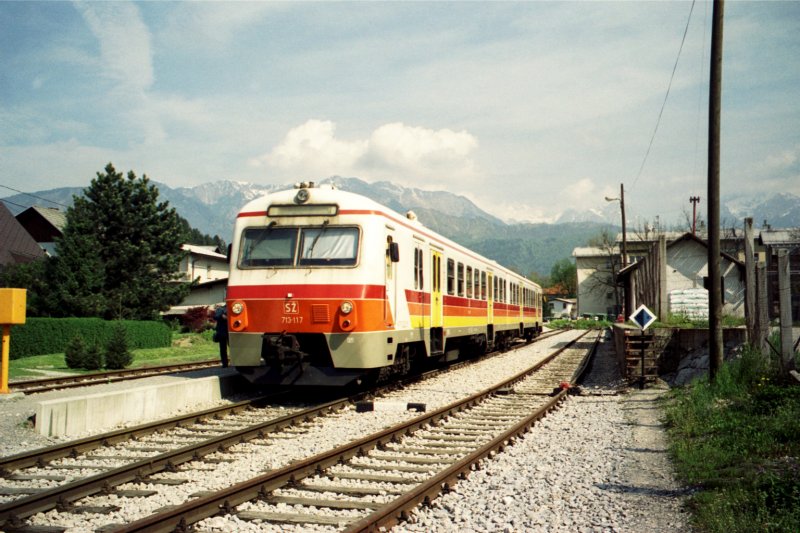 In Kamnik waits the 713 117 to go back to Ljubljana.
03.05.2001
(analog photo)
