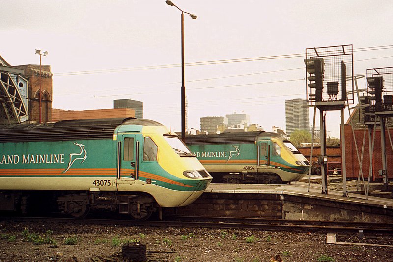 Midland Mainlines HST 125 in London St Pancras: Two Midland Mainline HST 125 Class 43 power cars 43075 and 43056 on the novembre 2000; today run Eurostars to the Continent from this place.
09.11.2000
