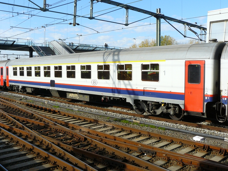 NMBS first class coach number 51 88 11 70 007-0 in an Intercity from Amsterdam to Brussel here in Rotterdam Centraal Station 28-10-2009.