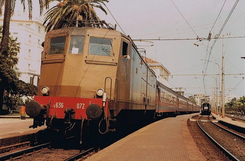 On the Riviera dei Fiori at the San Remo Station makes the FS E 636 072 a stop. 
Juni 1985
(Scanned analog photo)