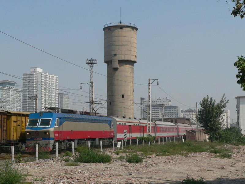 Only 5 minutes later: a nearly identical train, SS7D 0022 with a night sleeper train passing Xi'an. Sept. 2009