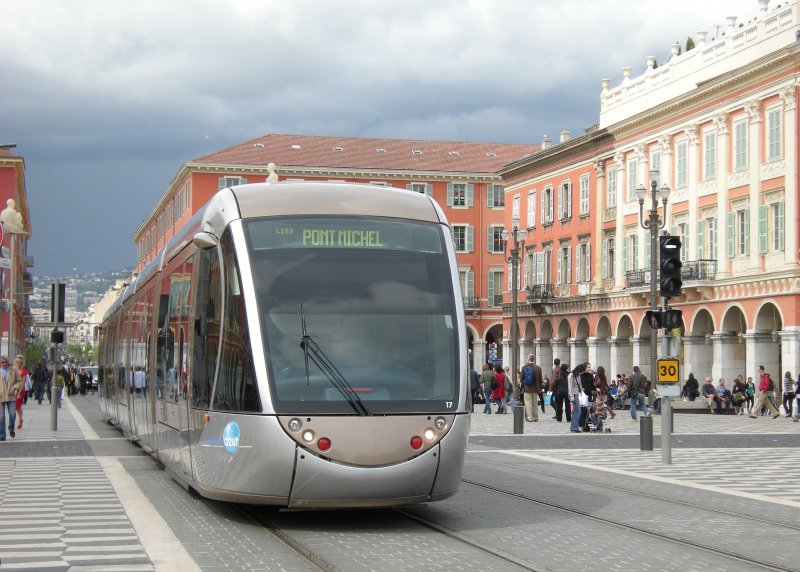 Picture 3: ... and runs with the energy form the accumulator over the Massna Place without electric lines! 
The Trams in Nice are very nice!
18.04.2009