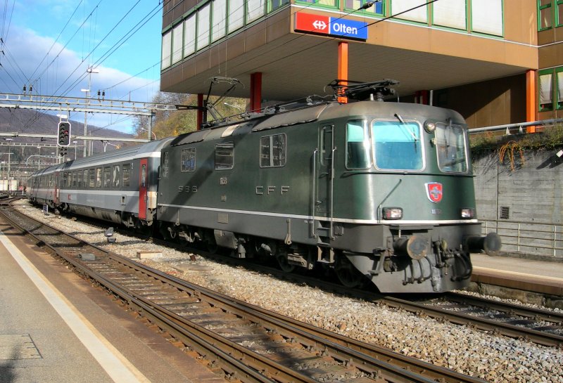 Re 4/4 II 11158 with an EC to Milan in Olten.
22.11.2006