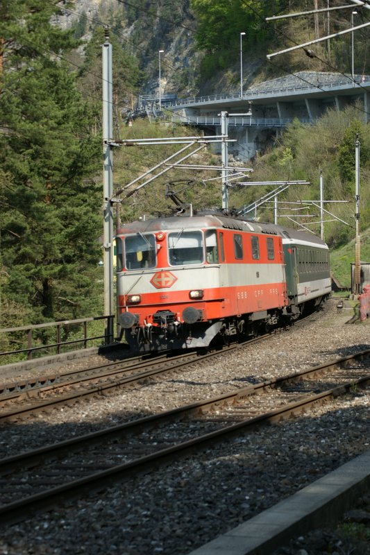 Re 4/4 II in the  swiss-express -colours with a Interregio by Flelen.
15.04.2009