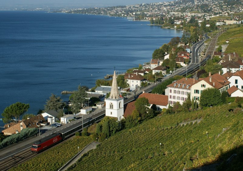 Re 460 with a IR on the way to Brig by Villette VD.
14.10.2009