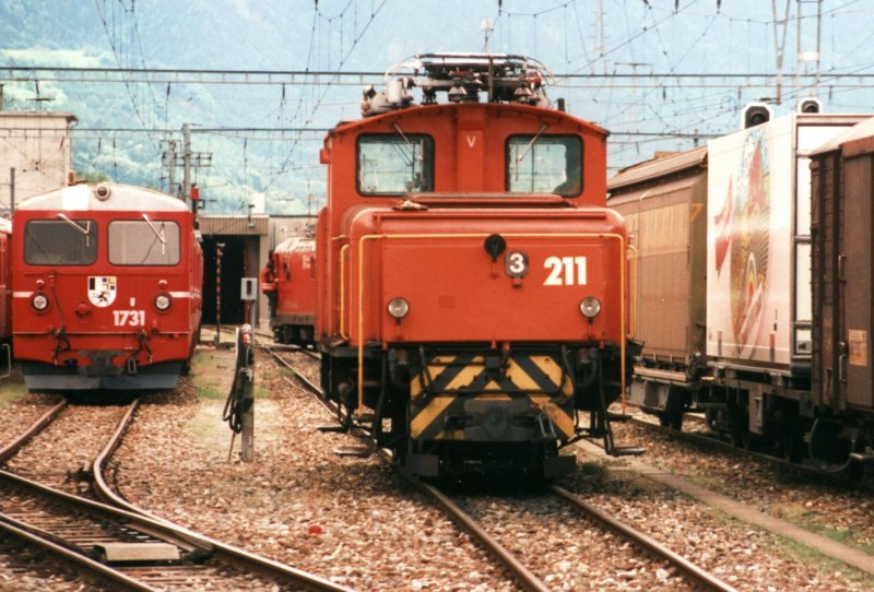 RhB Gem 2_4 211 and control car BDt 1731 on 17.05.1999 at Landquart.
