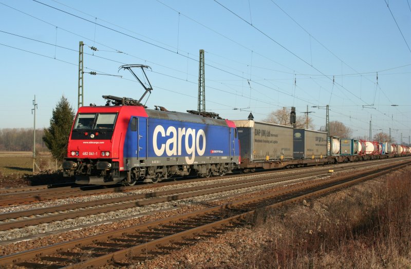 SBB Cargo 482 041-1 with an freight container train on 25. January 2009 at Niederschopfheim.