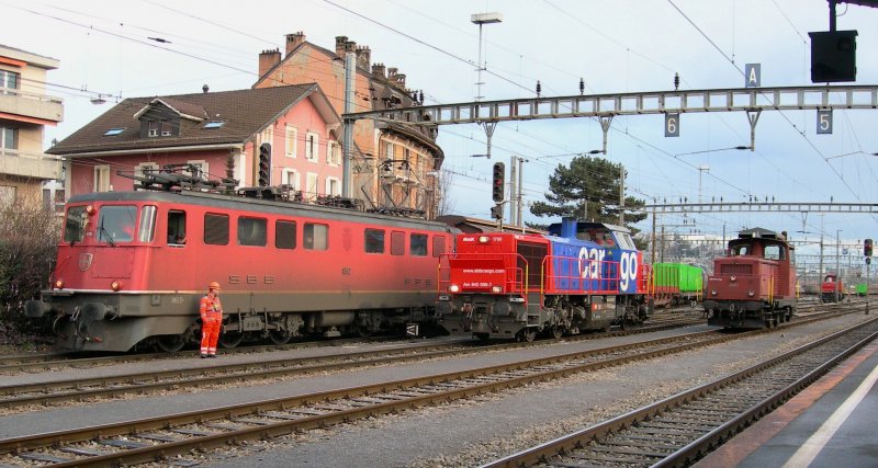 SBB Cargo in Renens (VD) Ae 6/6 with a Cargo train, Am 843 and Em 3/3 in waiting position. 
16.01.2008