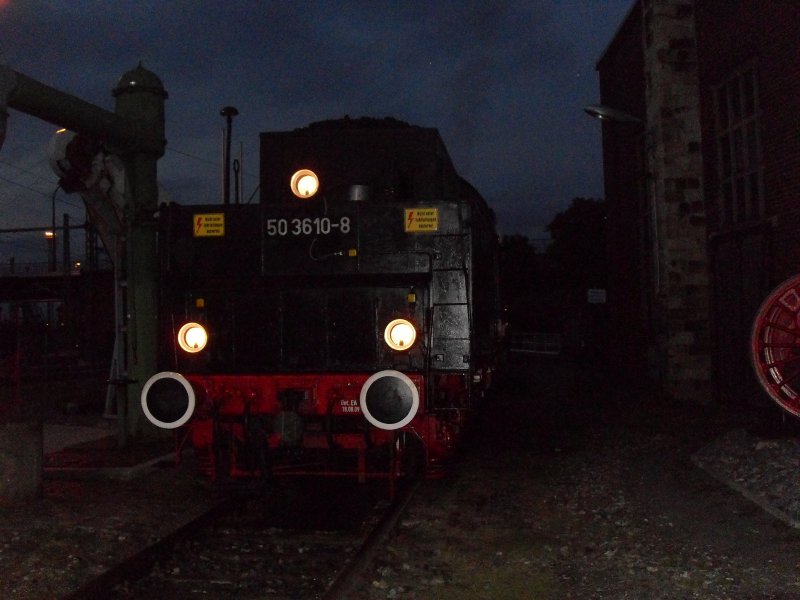 Seasonal end in the railway museum of Dresden Old Town 03.10.09,
50 3610-8 in the dusk,
www.igbwdresdenaltstadt.de