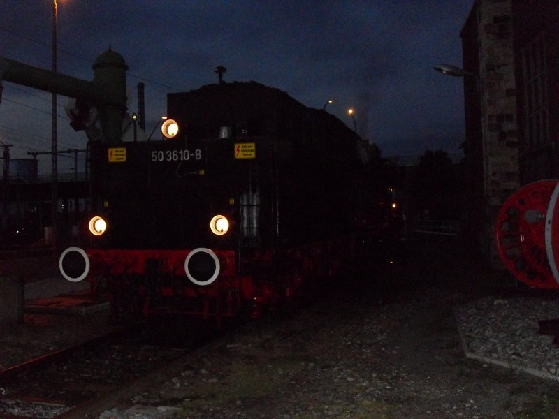 Seasonal end in the railway museum of Dresden Old Town 03.10.09,
50 3610-8 in the dusk,
www.igbwdresdenaltstadt.de